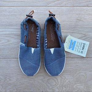 Toms Boys NWT